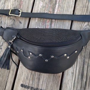 Riñonera de Piel con Remaches, Riñonera Negra, RIÑONERA Cuero Artesanal, Preciosa Riñonera, Bolso para la Cintura