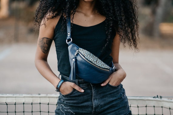 RIÑONERA de Cuero Artesanal Azul con Animal - Etsy España