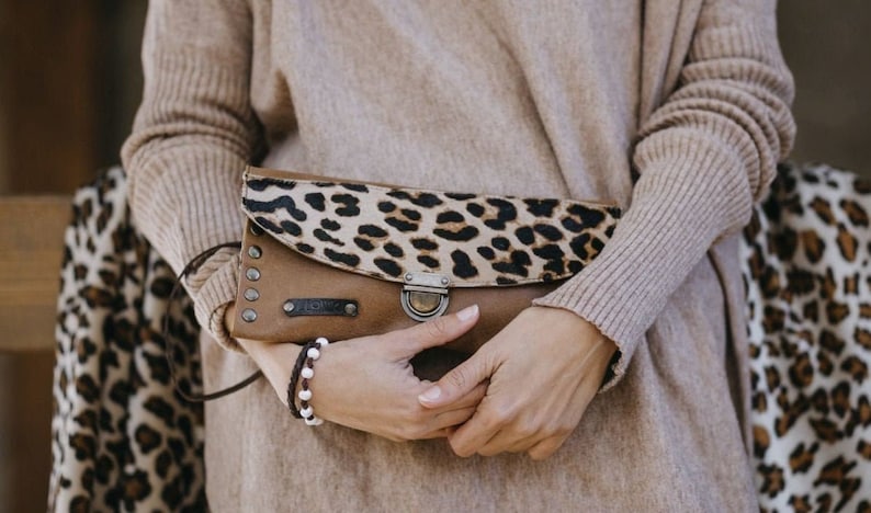 Cartera de Leopardo, Clutch con Tachuelas de Leopardo, Clutch Boho Animal Print, Clutch Animal Print, Cartera Tachonada Leopardo imagen 1