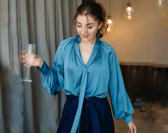 Zwarte zijden damesblouse met lange mouwen, kantoorblouse met pofmouwen, stropdas, speciale gelegenheid, elegant, romantisch