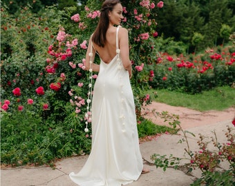 Robe de mariée en soie blanche, maxi dos nu avec traîne, bretelles fleuries