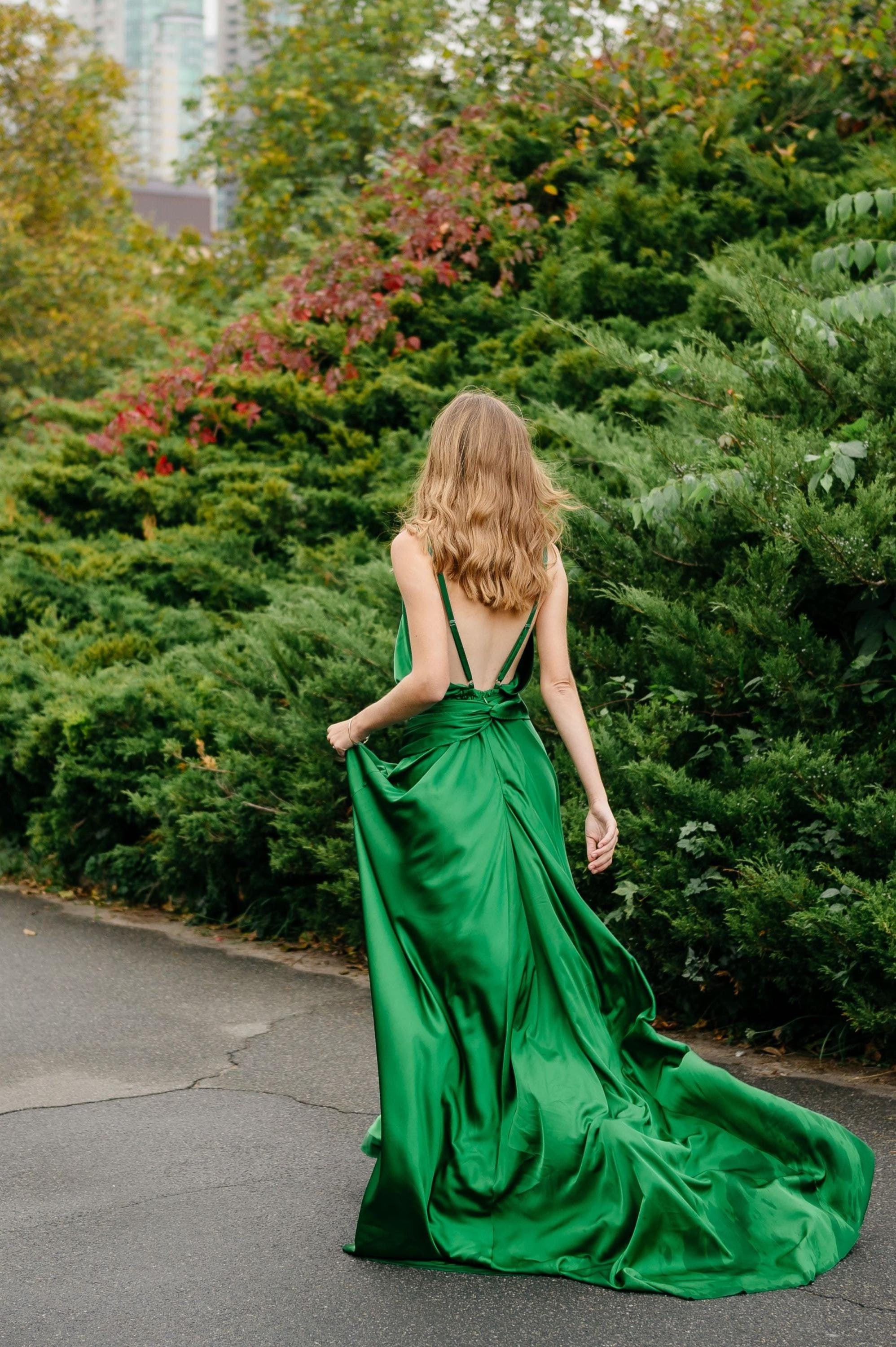 cecilia tallis green dress Cecilia's green dress, worn by actress Keira Knightley, from the movie ATONEMENT has become the defining costume in the 2007 adaptation of Ian McEwan's wonderful book. Costume designer Jacqueline Durran is the