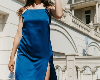 Robe en soie pour femme élégante robe mi-longue en satin romantique à dos ouvert robes bleues sexy. Robe avec une fente sur le devant