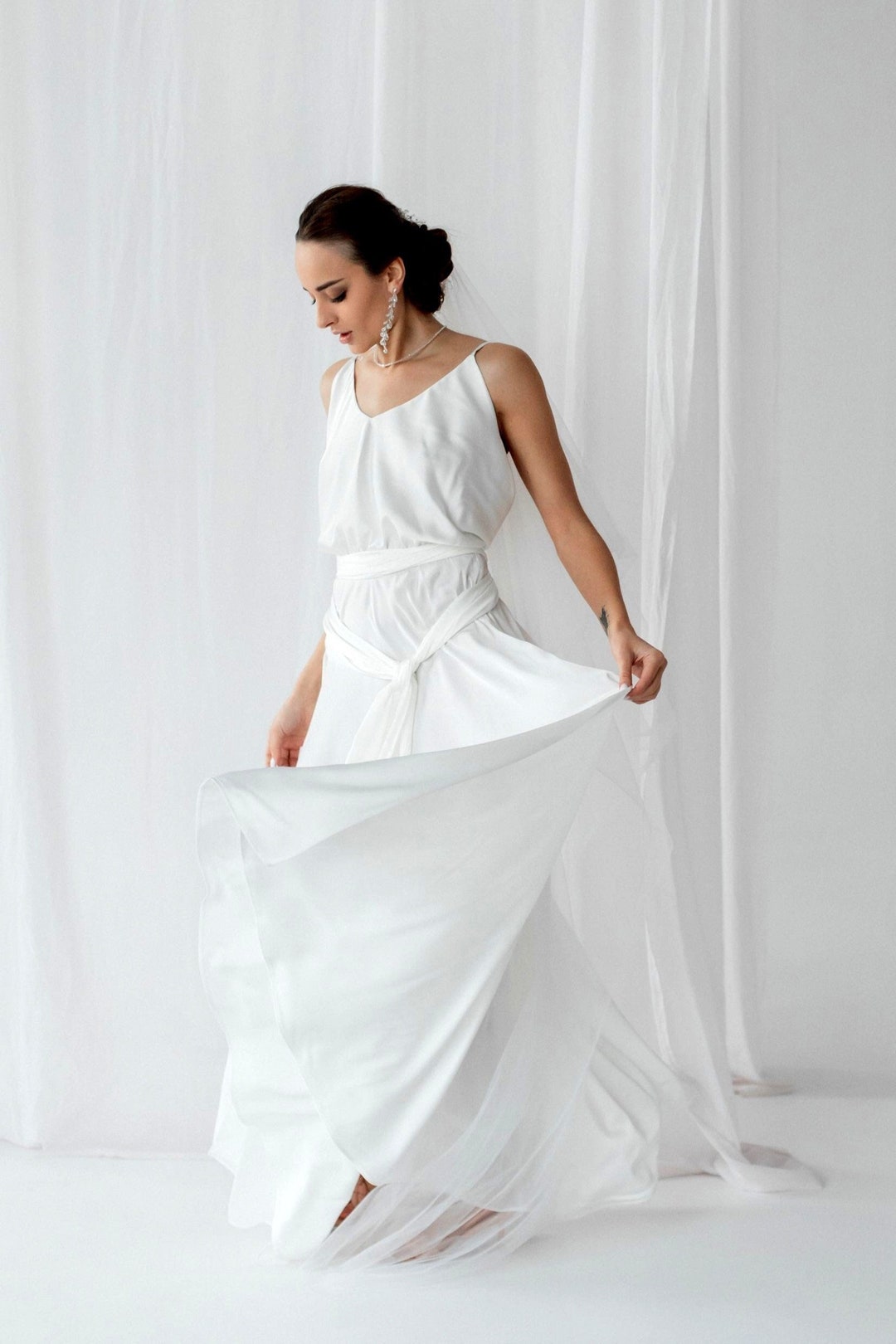 Abito lungo in viscosa e seta a trapezio: schiena scoperta per