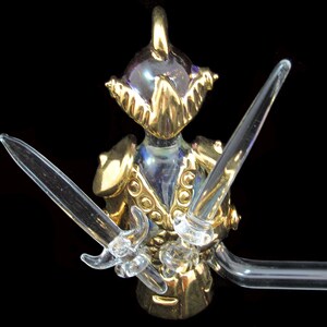 Tuyau Knight en verre soufflé à la main avec deux épées amovibles.