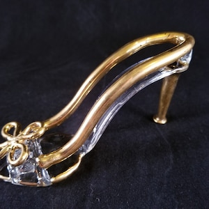 Glass slipper wedding cake topper.