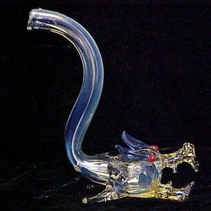 Mundgeblasene Drachenkopf-Pfeife aus Glas.