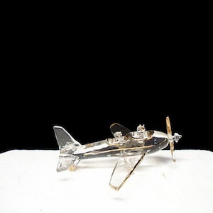 Plane wedding cake topper with the bride and groom.