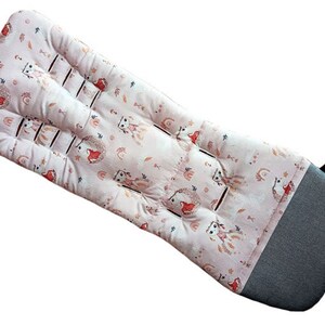 Può includere: Un cuscino per seggiolino passeggino rosa e grigio con stampa di animali del bosco. Il cuscino ha un retro grigio ed è imbottito per il massimo comfort.