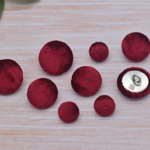 Rödbruna sammetsklädda knappar – handgjorda skaftmodell, set om 5