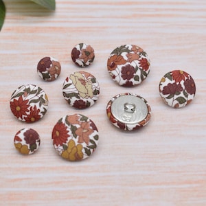 Set di 5 bottoni decorativi in metallo con gambo fatto a mano, ricoperti in tessuto Liberty floreale in stile retrò – 12 mm, 18 mm e 22 mm