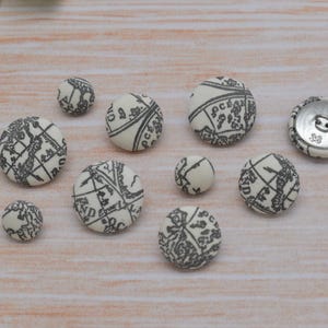 Lot de 5 embellissements de boutons avec tige recouverte en tissu faits main en tissu – 12 mm, 18 mm et 22 mm