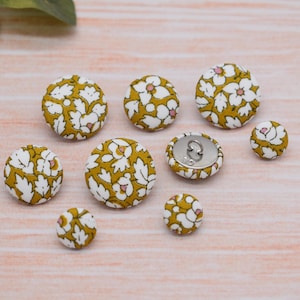 Set di 5 bottoni decorativi in metallo con gambo rivestito in tessuto Liberty floreale marrone, fatti a mano – 12 mm, 18 mm e 22 mm