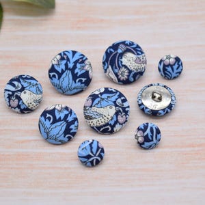 Set di 5 bottoni decorativi in metallo con gambo fatto a mano e rivestiti in tessuto Liberty "Fragola Thief" blu scuro - 12 mm, 18 mm e 22 mm