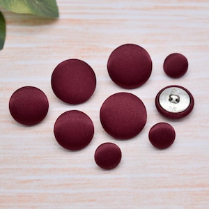 Rubinfärgade satinklädda knappar - Handgjorda utsmyckningar, set om 5