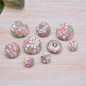Set di 5 bottoni decorativi in metallo con gambo fatto a mano e ricoperti in tessuto Liberty con margherite rosa – 12 mm, 18 mm e 22 mm