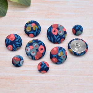 Set di 5 bottoni decorativi in metallo con gambo fatto a mano e rivestiti in tessuto Liberty floreale con bacche rosse – 12 mm, 18 mm e 22 mm
