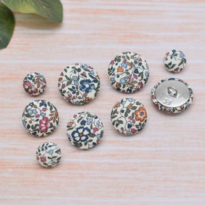 Set di 5 delicati bottoni decorativi in metallo con gambo ricoperti in tessuto Liberty floreale, fatti a mano – 12 mm, 18 mm e 22 mm