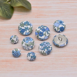 Set di 5 bottoni decorativi in metallo con gambo fatto a mano, ricoperti in tessuto Liberty, motivo floreale e fruttato blu – 12 mm, 18 mm e 22 mm