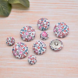Set di 5 piccoli bottoni decorativi in metallo con gambo ricoperti in tessuto Liberty floreale – 12 mm, 18 mm e 22 mm