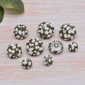 Set di 5 delicati bottoni decorativi in metallo con gambo rivestito in tessuto Liberty con foglie verdi – 12 mm, 18 mm e 22 mm