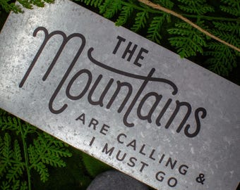 Las montañas te llaman - Cita de John Muir - Letrero metálico