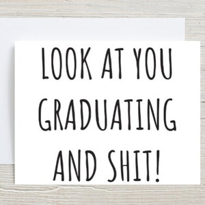 Tarjeta de graduación divertida para él, tarjeta de graduación universitaria para ella, tarjeta de felicitación para graduado de preparatoria. Mírate graduándote y demás.