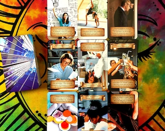 Puede incluir: Una baraja de cartas del tarot con varias imágenes y texto, incluyendo una mujer con una bombilla, una persona haciendo el pino y gente brindando con champán. Las cartas están sobre una superficie colorida con patrones.