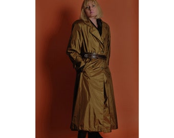 Trench-coat surdimensionné Y2K. trench long vintage à double boutonnage de couleur tabac avec lueur dorée du début des années 2000.