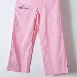 Pantalones cargo Barbiecore Y2K. Pantalones de tiro bajo vintage Carbrini de color rosa de principios de los años 2000.