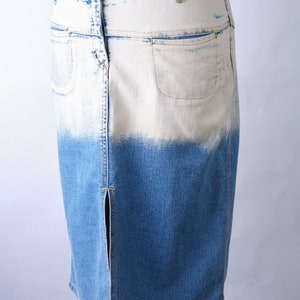 Y2K-kokerrok met blauwe spijkerbroek met lage taille. Vintage zwaar gewassen lange kokerrok. Maat: EU 34 / XS