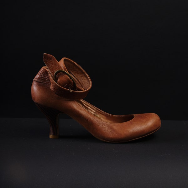 y2k Mary Jane round toe pumps Vintage cognac bronze kitten-heeled 2000s shoes