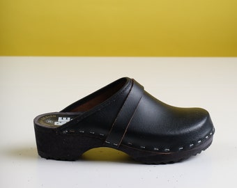 schwarze Clogs/vinatge Leder-Mule-Clogs/schwedische Mule-Clogs/Holz-Mules mit offenem Rücken