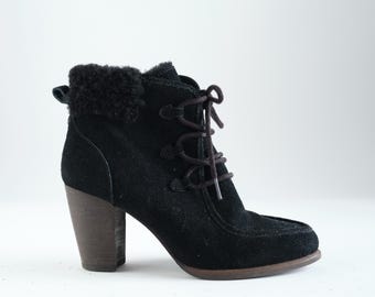 UGG Schwarz Wildleder Booties. Stiefeletten mit Lofer Obermaterial Muster.