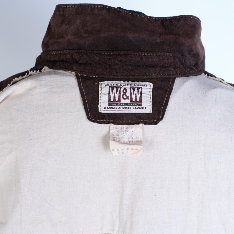 Puede incluir: Chaqueta de ante marr&oacute;n con forro blanco y una etiqueta que dice "W&W Original Brand Washable Suede Lavable".