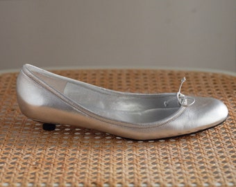 y2k silver ballerinas/vintage luxury ballerinas/Charles Jourdan silver ballet flats/00s silver kitten heels