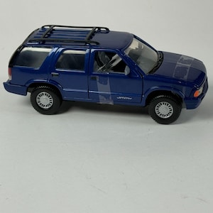 Red Box 1987 Die cast 1:64 Scale Blue SUV GMC Jimmy Toy Collectable Car