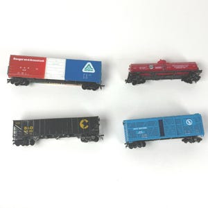 Life Like HO Scale Train Cars 4 Authentic Vintage Freight Cars Featuring Bangor Aroostook Hercules Powder Great Northern B&O Toy Collector