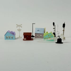 HO scale Miniature Railway Accessories With 4 Houses & 4 Railroad Signals