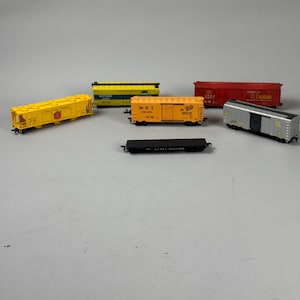 Vintage Mixed Lot of 6 HO Scale Train Cars Boxcars Flatcar Man Cave Decor
