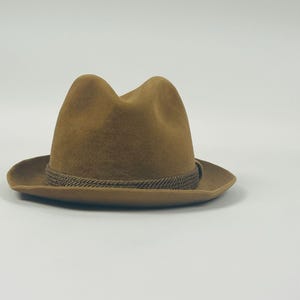Vintage 1960&#39;s Suede Fedora Hat w/ Feather Trim Tan Felt Pork Pie Mens Size 7/8 Brown Trilby Fall Fashion Accessory