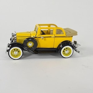 National Motor Museum Mint 1932 Ford Convertible Sedan 1:32 V-8 Diecast