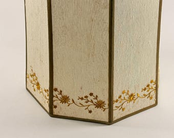Pantalla de lámpara hexagonal vintage de tela color crema con detalles florales dorados, 33 cm de alto.