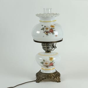 Lámpara portátil vintage Underwriters Laboratories Floral Hurricane, lámpara de mesa, pantalla con volantes, vidrio, base de latón, eléctrica