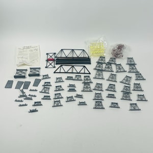 Bachmann Over & Under Blinking Bridge With 50 Bridge Supports