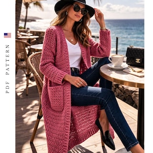 Puede incluir: Un cárdigan largo de ganchillo rosa, abierto por delante, con dos bolsillos delanteros. El cárdigan se lleva con una camiseta blanca y vaqueros azules. La imagen también incluye un sombrero negro, gafas de sol y un bolso negro. El texto "PDF PATTERN" es visible.