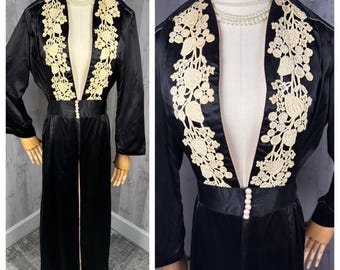 Bata antigua de satén negro intenso de los años 20-30 / Lencería con forro rosa pálido y apliques en el escote. Talla pequeña.