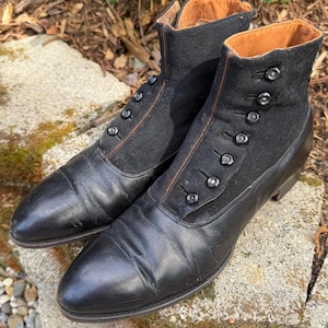 Botas antiguas eduardianas de hombre de la década de 1910 con botones ~ Zapatos unisex de cuero negro liso y lana, 28 cm de largo exterior. HEUNDED