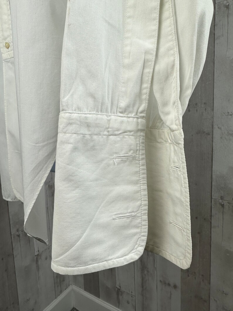 Pu&ograve; includere: Camicia bianca a maniche lunghe con polsini abbottonati. La camicia &egrave; realizzata in un tessuto leggero e ha una vestibilit&agrave; classica e aderente.