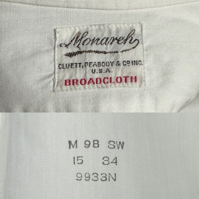 Pu&ograve; includere: Camicia bianca con un'etichetta del marchio Monarch, che presenta il testo "CLUETT, PEABODY & CO INC. U.S.A. BROADCLOTH". L'etichetta di taglia della camicia riporta "M 98 SW 15 34 9933N".